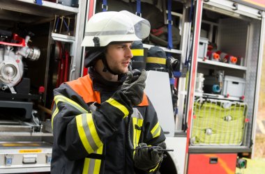 Feuerwehrmann am Funkgerät